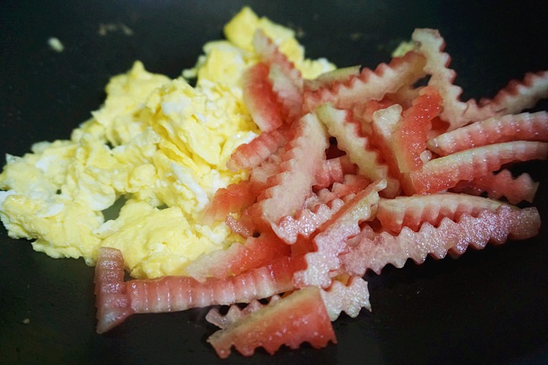 吃剩的西瓜皮不要扔 可治口疮去暑热 炒一盘特