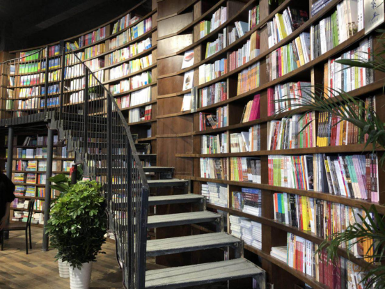 凌晨的三里屯不止有酒吧 更有24H“深夜书房” 凌晨的三里屯不止有酒吧 更有24H“深夜书房”