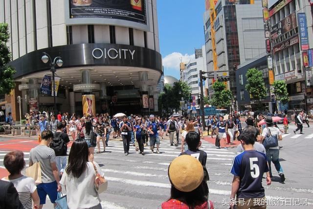 韩国人喜欢去日本旅游,没素质乱丢垃圾,被抓还