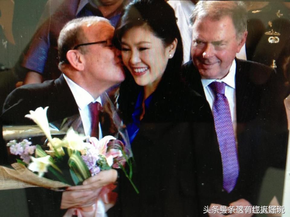 被亲吻的英拉:满面笑容,亲切自然