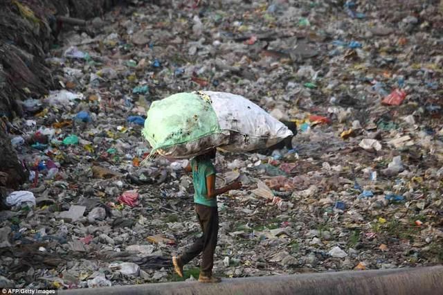 印度新德里现最脏小镇!居民在污染中生活,河道