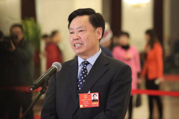 这位人大代表带着土豆上会 说起了科技扶贫的故事 这位人大代表带着土豆上会 说起了科技扶贫的故事