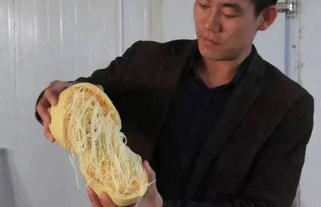 小伙买回哈密瓜后,切开发现里边全是毛线,得