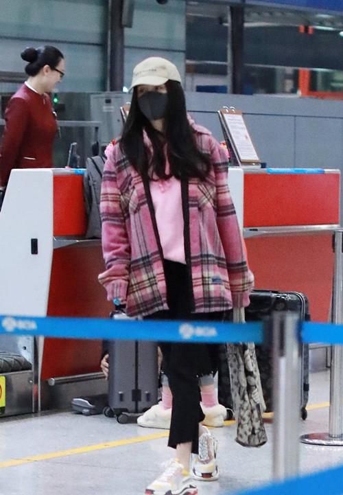 杨幂现身机场全副武装 网友:估计只有她老公才