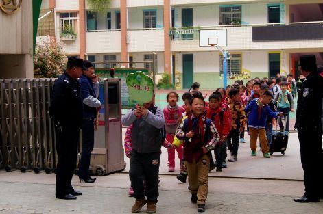 带走罚站女教师的派出所副所长被免去职务,并