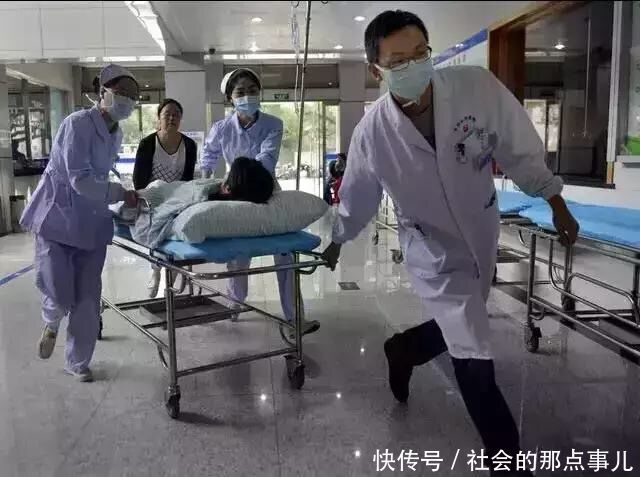 48岁产妇二胎怀双胞胎,孩子出生后,每夜以泪洗