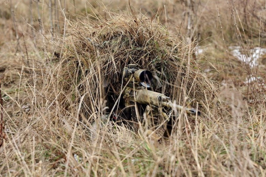 俄军狙击手展示伪装技术。