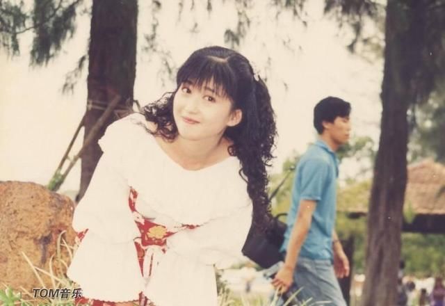 最红时齐名杨钰莹,却因太纯洁被埋没17年,如今