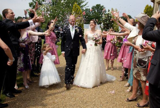 美国，美国人在婚礼上的花费超过2万美元。与中国由男方主办婚礼的传统不一样，在美国婚礼的费用由女方家庭负担。男方的花费主要是购买钻戒。