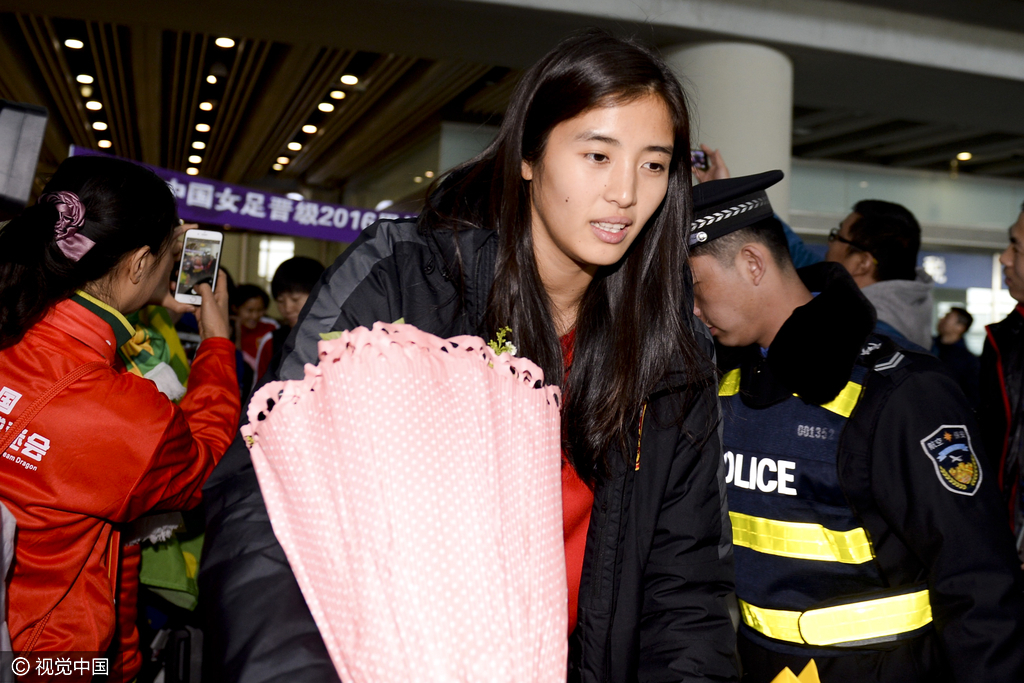 2016年3月10日，北京，中国女足凯旋球迷热情迎接赵丽娜等女足球员，八年等候挺进里约荣耀归来。