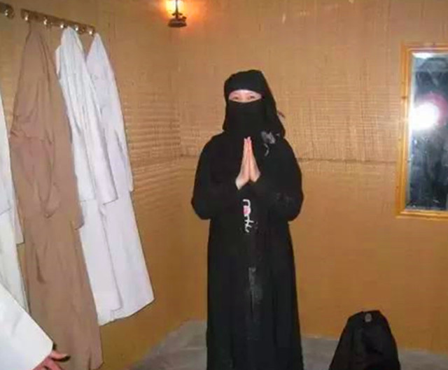 迪拜是一个繁华的现代化都市，也是中东最富裕的城市。这里到处都是土豪的气息，还被认为是奢侈的代名词。因此我国许多女性都纷纷想要嫁入迪拜，成为迪拜富豪的太太，不过实际上，嫁入迪拜的中国女孩，婚后的生活令人无法想像。图为一位嫁入迪拜的女子，每天穿黑袍。