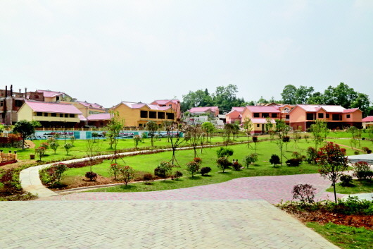 除了本寨村,现在的安顺,文化符号深深刻印在新型城镇化的肌体上,融入