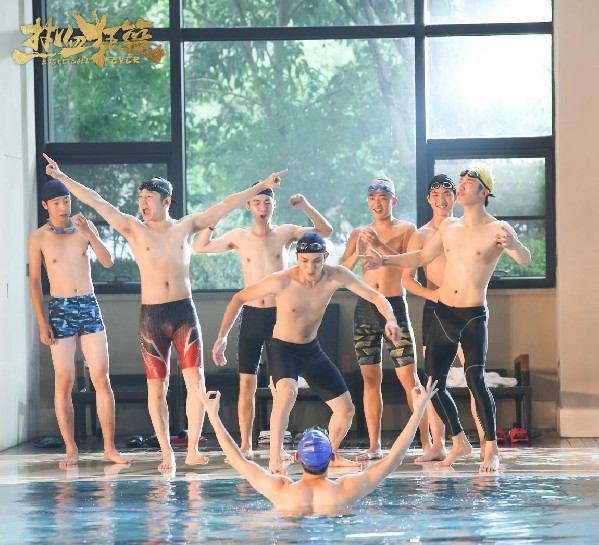 《热血狂篮》校园男神秀身材 致敬