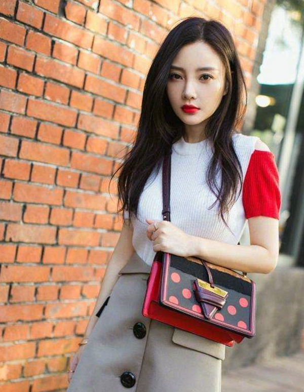 李小璐简直了!穿超短裤往上0.9厘米就全露了,网