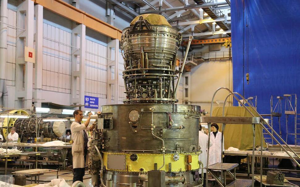 尾部向上竖立的涡扇发动机，好像一颗人造卫星。