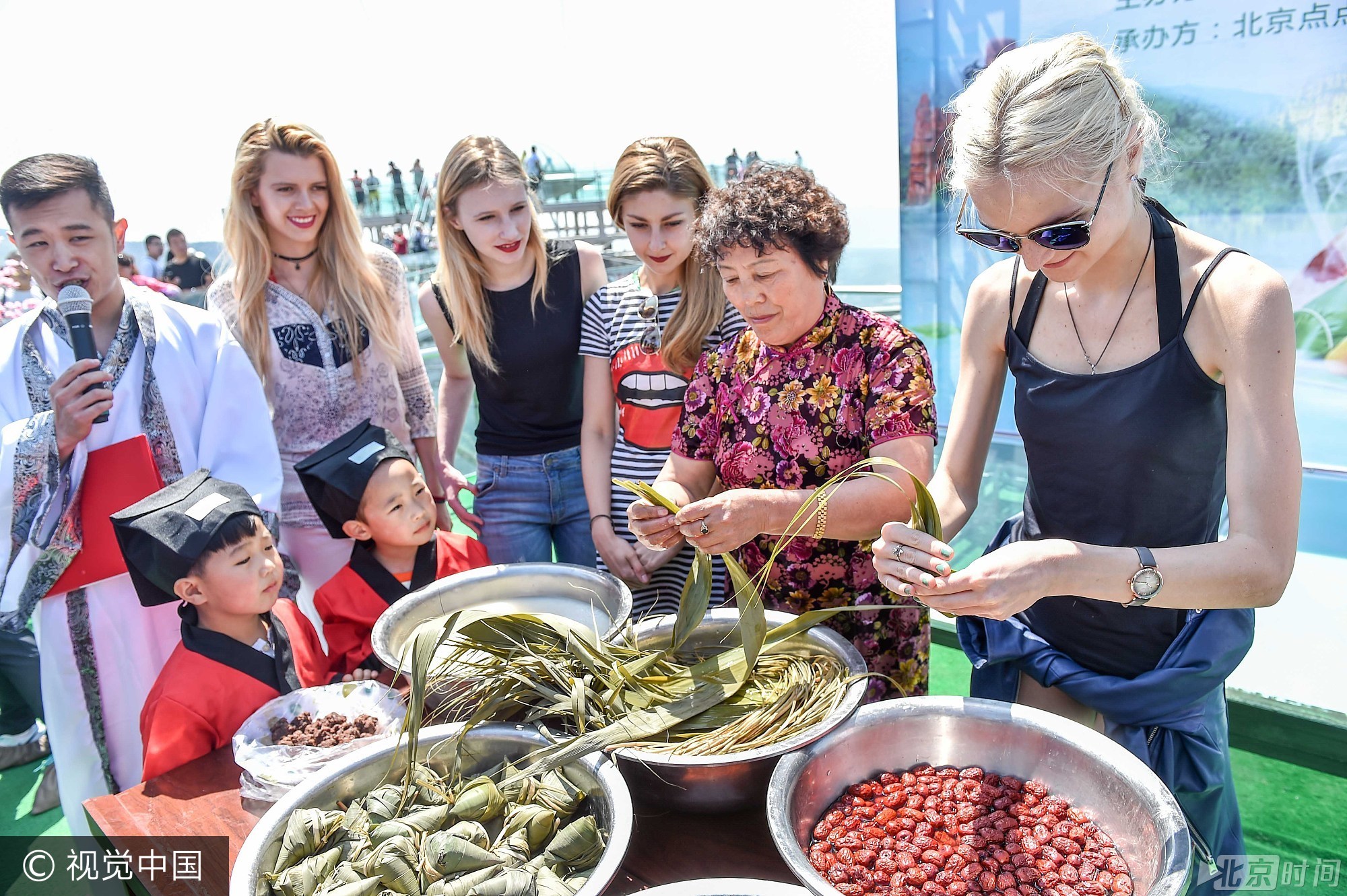 一场以“粽情飘香话端午”为主题的端午节主题活动在北京市石林峡景区举行。游客通过丰富多彩的活动体验传统文化，迎接端午节到来。