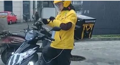 聋哑人送外卖 被人瞧不起 客人恶意举报,这事大