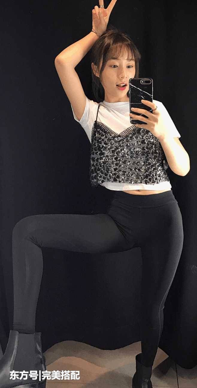 紧身裤容易搭配,让你看起来像18岁,时尚又有女人味