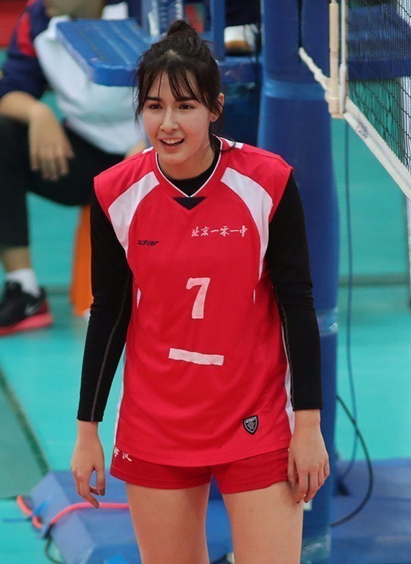 虽略有遗憾,但开朗的阿迪娜仍面带微笑.