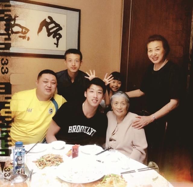 被日本男篮归化,现在与日本女人结婚生子,孩子