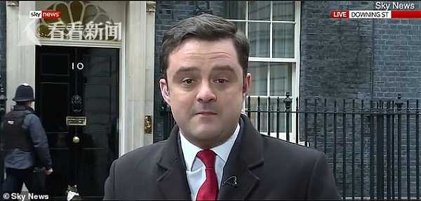 据英国《每日邮报》报道，11月20日，英国天空电视台对“脱欧”相关会议进行直播报道时，镜头意外地捕捉到了有趣的一幕。