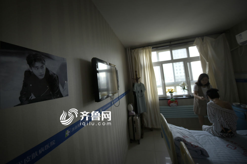 将时间拨回到一年前,正值高一的暑假,为了“多赚点钱,少向妈妈要点生活费”,16岁的刘振选择从即墨的家到青岛打工。8月24日,正准备泡面的她,在伸手去拧打火开关的那一刻,炉火被点燃了,一同被点燃的,还有一个家庭的幸福以及这个16岁少女正要绽放的人生。