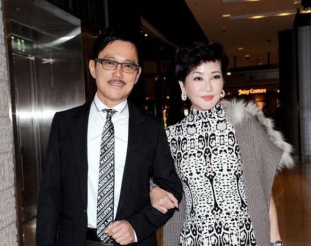 当时狄波拉改嫁机师江耀城的时候,前夫谢贤还前往庆祝,而作为前妻的