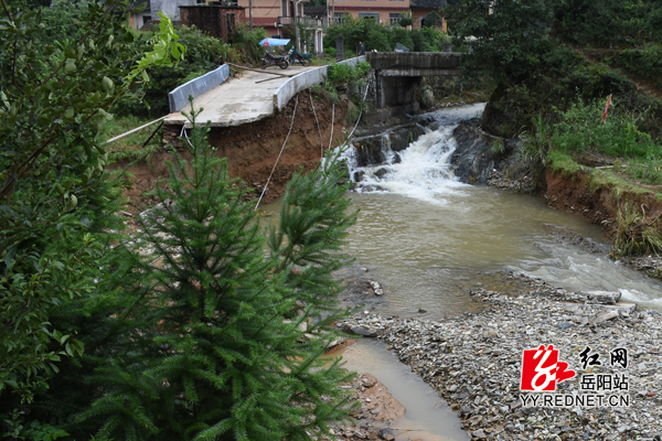 县普降暴雨,不少地方出现洪涝灾害现象,板江乡千石村江背桥被洪水冲断