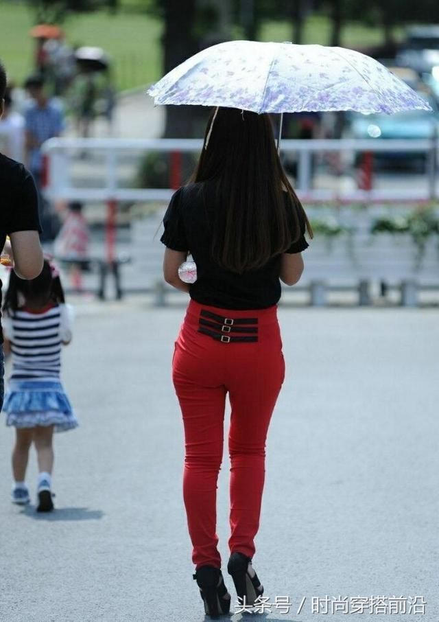 红色紧身裤辣妈街拍,优雅的穿梭在人群中,一个