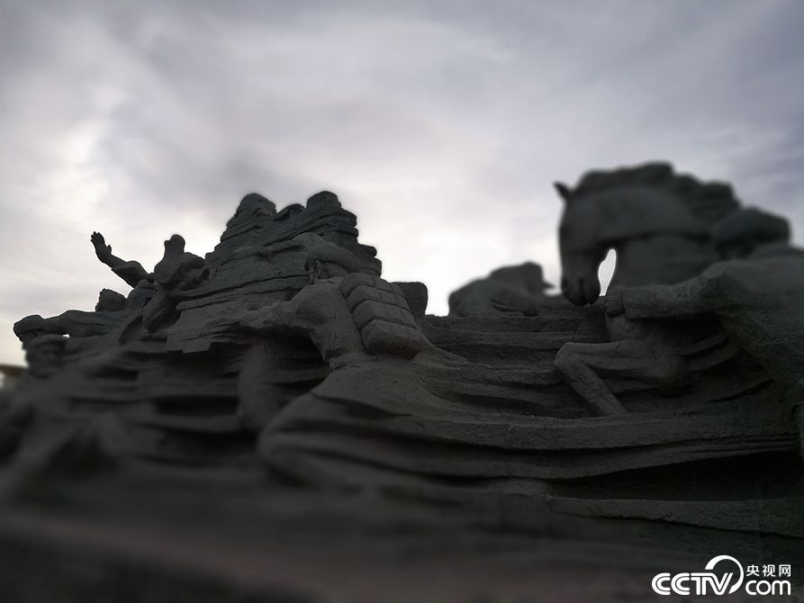 园内的大型雕塑,展示了战士们当年的豪迈与艰苦。