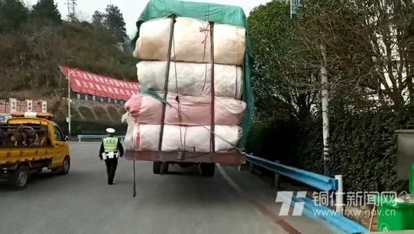 货车非法改装加长三米多 合并处罚600元