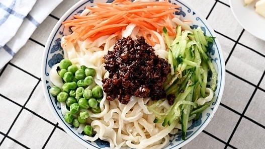 老北京炸酱面的地道做法~酱香浓郁不腻口! 老北京炸酱面的地道做法~酱香浓郁不腻口!