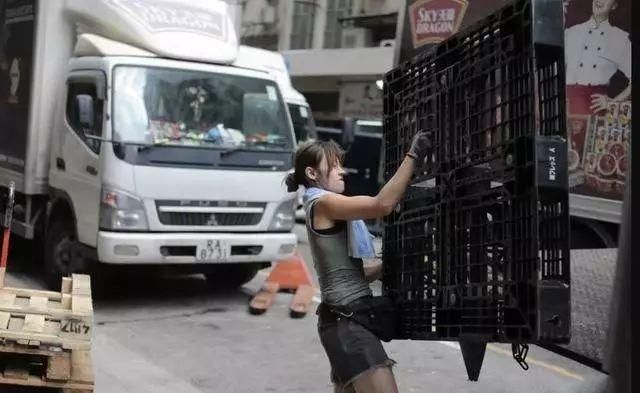 何炅张歆艺谈离婚,绑架女性的岂止婚姻