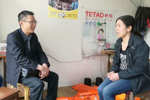 江都区环保局机关干部走访小纪镇银桥社区