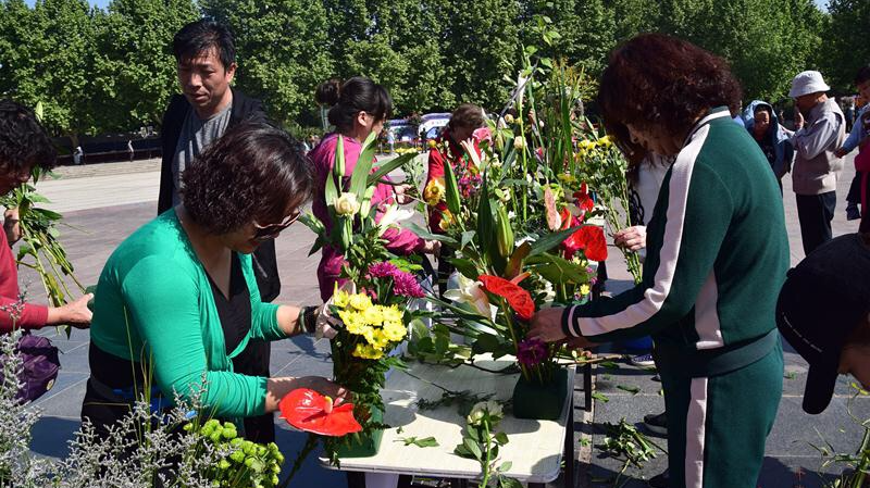 郑州月季花展 数万群众赏花-北京时间