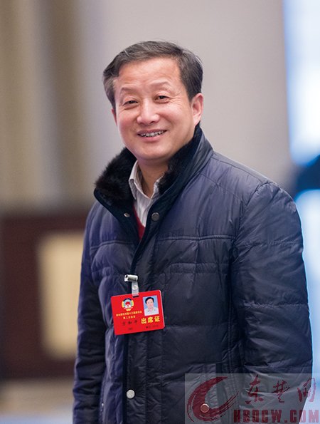 市政协委员,黄石一中校长方和平接受采访.  记者 石勇 摄