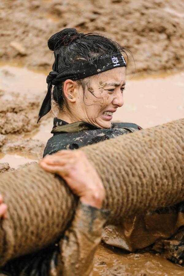 "圆木换肩"训练困难重重 杨幂佟丽娅咬牙坚持