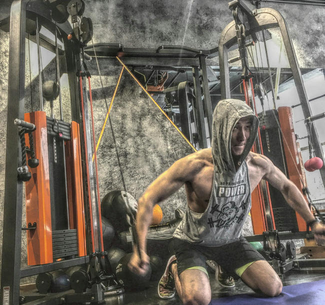 张亮健身变型男 秀爆炸肌肉惹迷妹惊呼 张亮健身变型男 秀爆炸肌肉惹迷妹惊呼