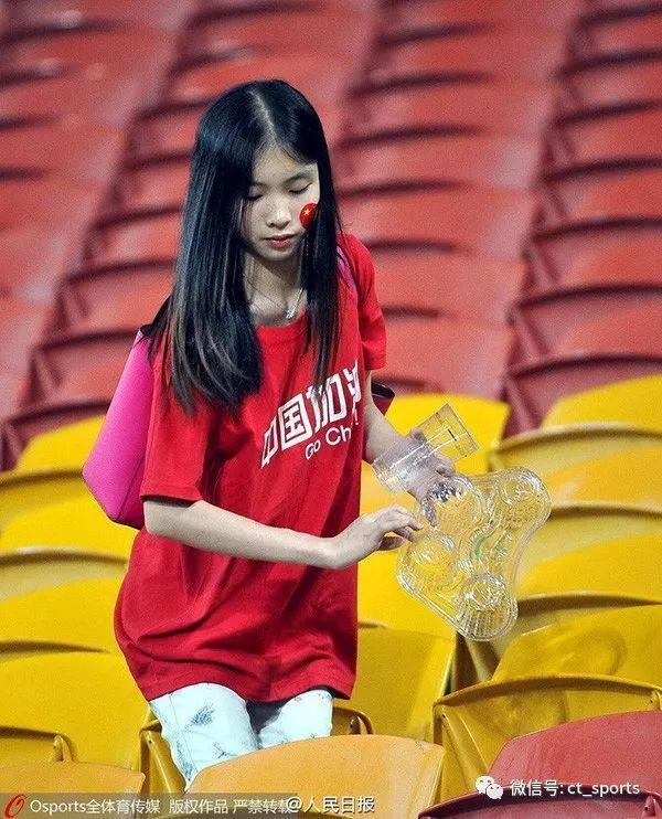 日本队清理更衣室 这就是高素质?国人就那么埋