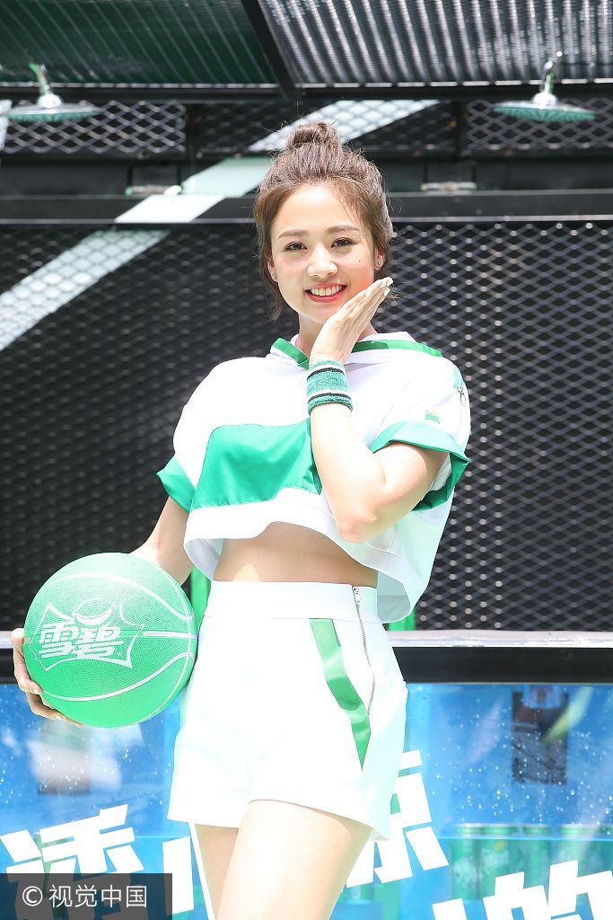 鬼鬼吴映洁飞身投篮 露内搭秀小蛮腰