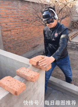 搞笑gif:你敢不给我面子,设计师你被开除了