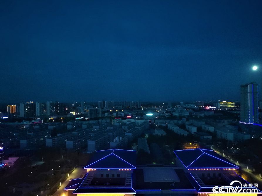 如今的格尔木市是一座人口30万的副地级市，夜晚灯火璀璨。格尔木人个个熟知这位天路将军和他的兵，与这座城、这条路的之间故事。他们的精神，也是格尔木人开创美好明天的精神支柱。