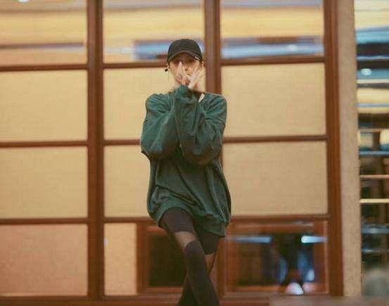 关晓彤和唐嫣同是172身高同穿丝袜, 唐嫣尴尬死了