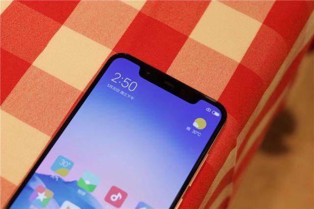 荣耀play Vs小米8:一个麒麟970版千元机 一个高