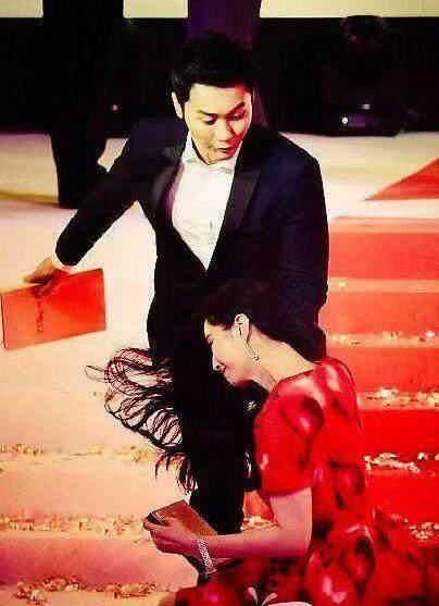 女星穿高跟鞋摔倒瞬间,杨幂尴尬,范冰冰却收获