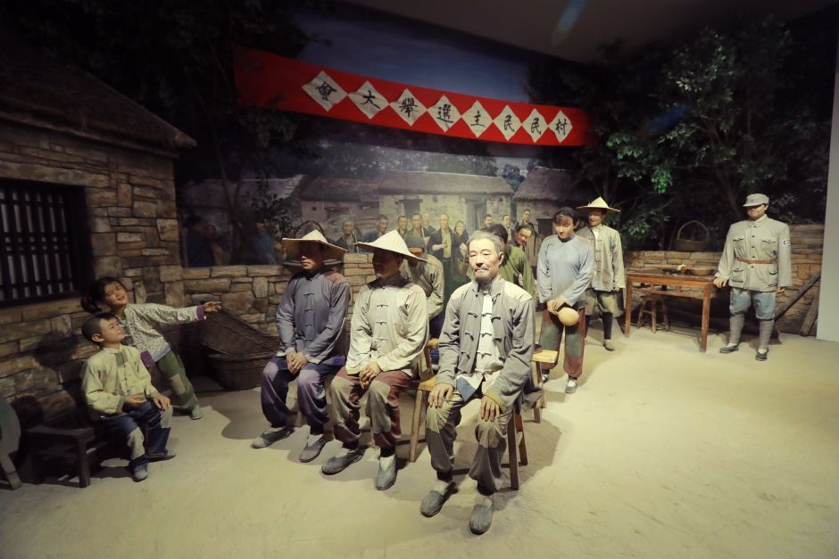 图为沂蒙革命纪念馆陈列的蜡像雕塑,再现村民民主选举大会现场。大众网记者 王长坤 摄