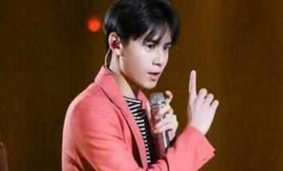 歌手假唱越来越离谱,话筒拿反不算什么,这位堪