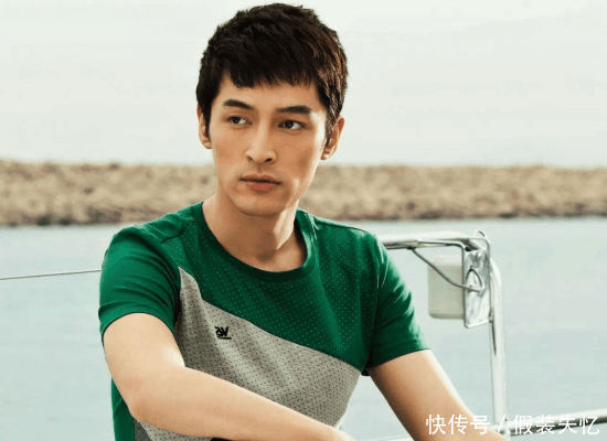 当185cm的胡歌遇到183cm的靳东, 网友: 隔着屏