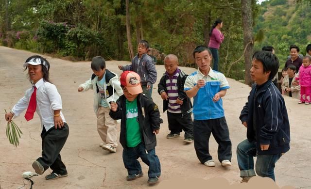中国云南有个"矮人王国",许多身高不到1.3米的人聚在一起生活