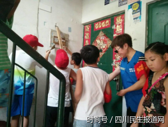 绵阳东材社区:捡白色垃圾 清除小广告